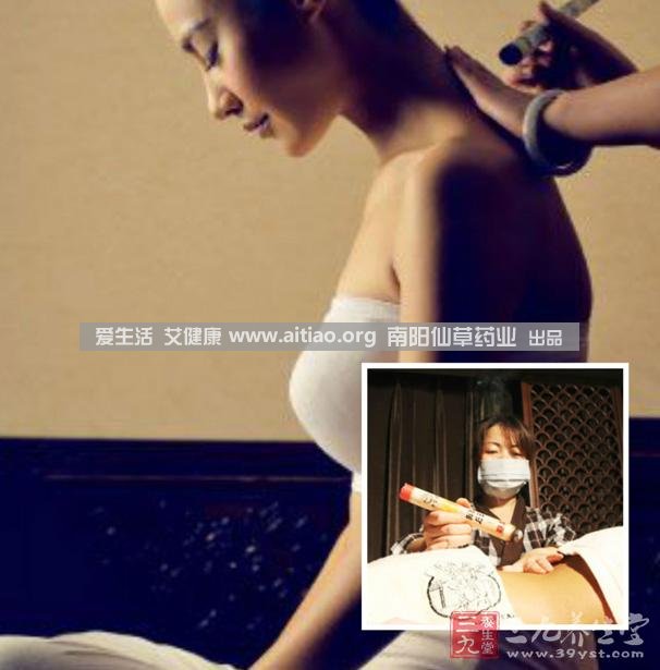 足三里穴是位于外膝的下3寸、脛骨外側(cè)一橫指左右的位置，艾灸10-15分鐘即可，需堅持一段時間，很快可以看到祛濕的效果。